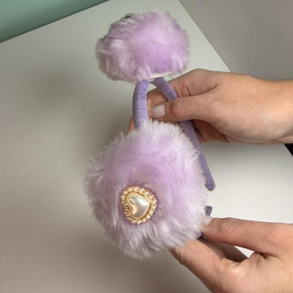 Tiara Pompom Peluciada com Detalhe em Pérola Lilás